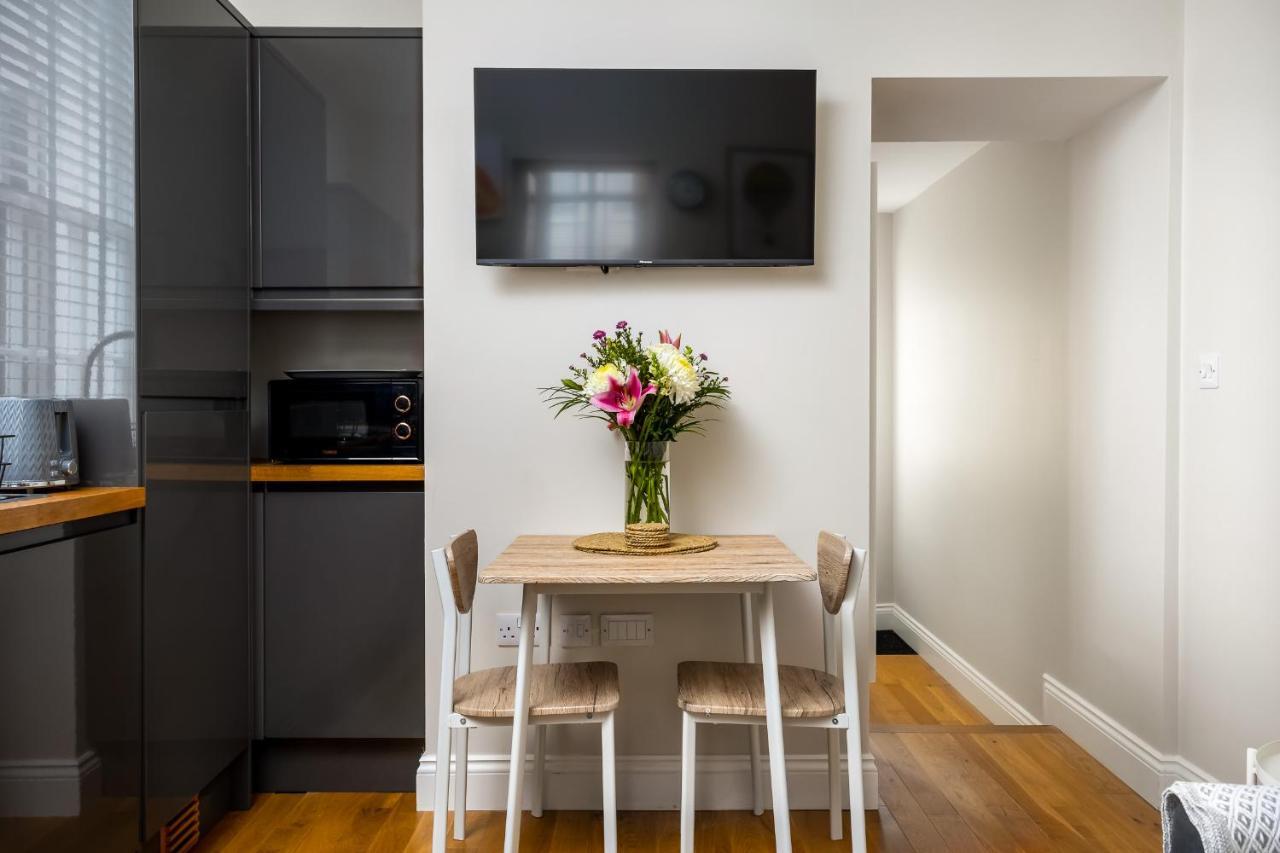 Contemporary Ground Floor Apartment - Town Centre With Parking! Cheltenham Eksteriør bilde